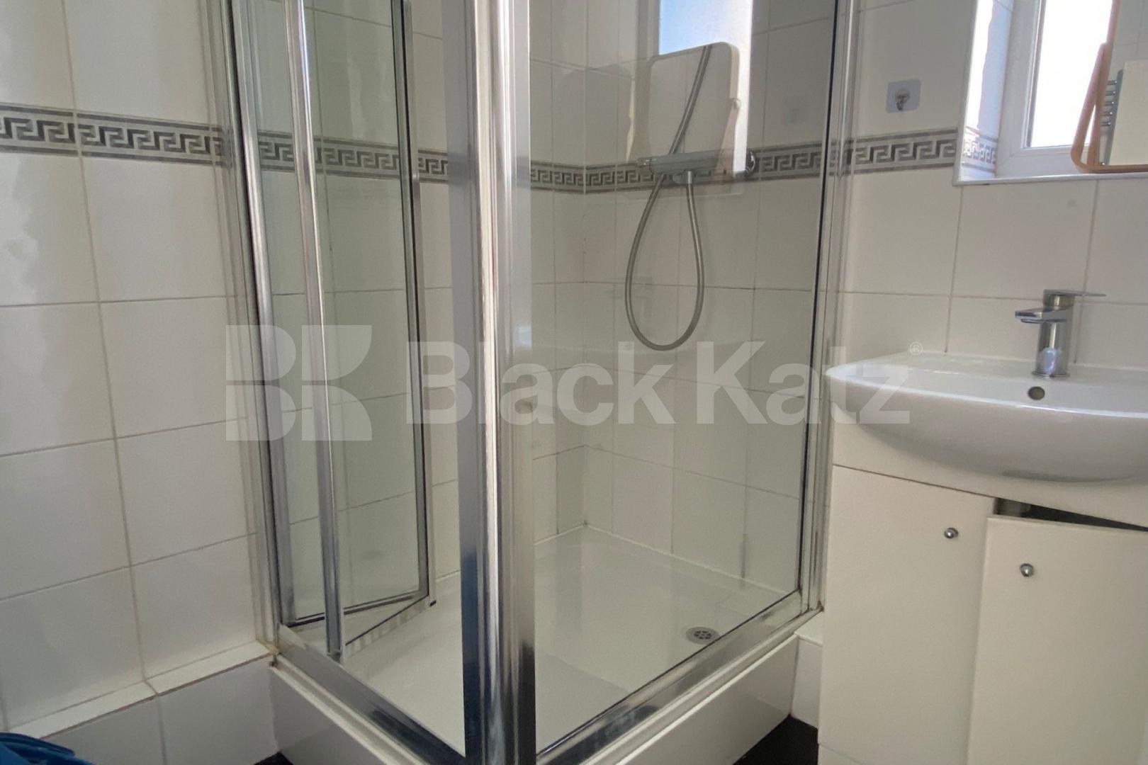 Superbly located in the heart of the city Damien Street , Whitechapel / Aldgate